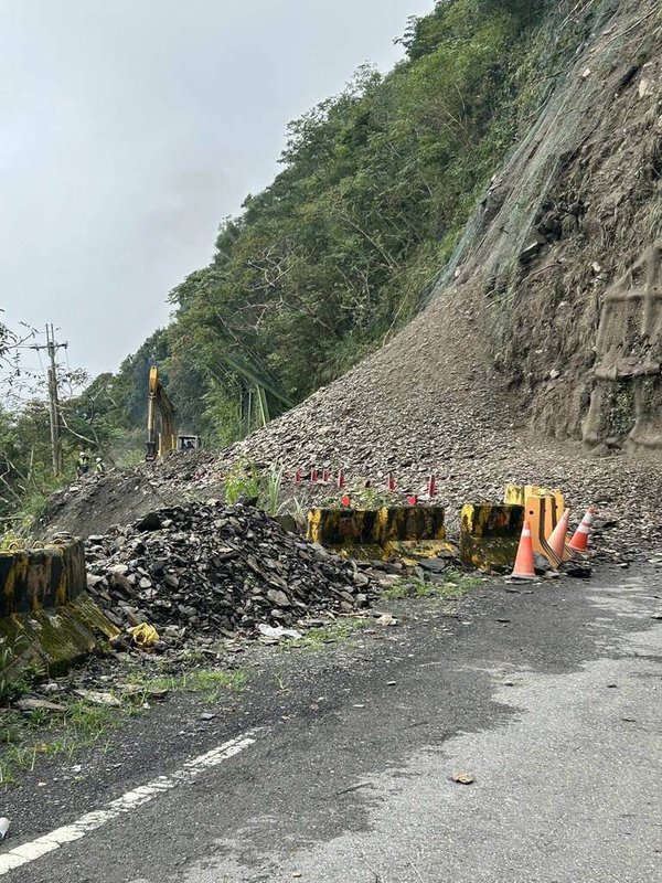 高雄山區8月大雨，造成藤枝聯外道路10k路段上邊坡落石，近日因連續降雨，道路邊坡28日上午9時許再度發生土石崩塌，造成道路中斷無法通行，且持續不斷有落石，目前暫時封閉道路並採雙向管制。（林業及自然保育署屏東分署提供）中央社記者張已亷傳真  113年10月29日