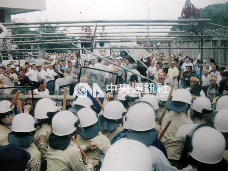 北海岸居民至核二廠抗議,要求停止興建核廢料儲存槽,與警方發生嚴重肢體衝突。中央社記者卞金峰攝 91年10月30日