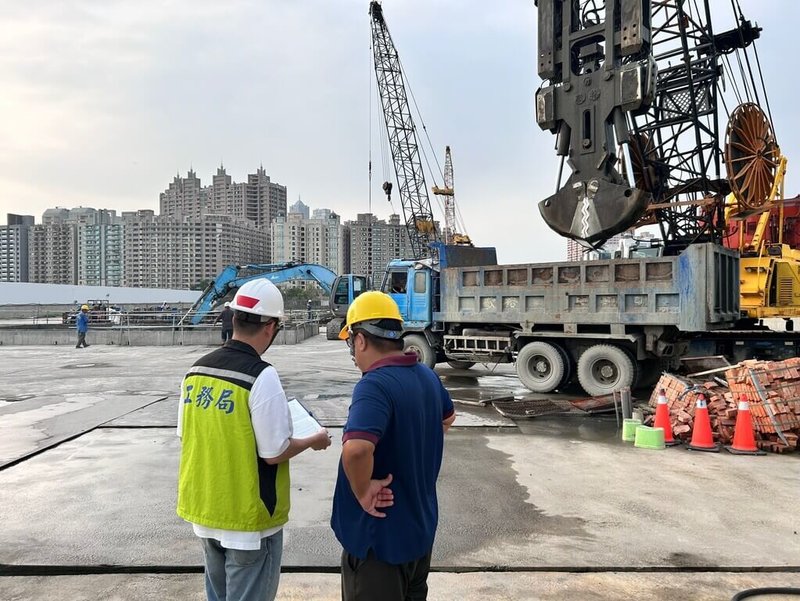 強颱康芮逼近，高雄市工務局30日表示，已通知各建築工地做好防颱措施，建管處也派員至現場巡查，做好防颱整備。（高雄市工務局提供）中央社記者蔡孟妤傳真  113年10月30日