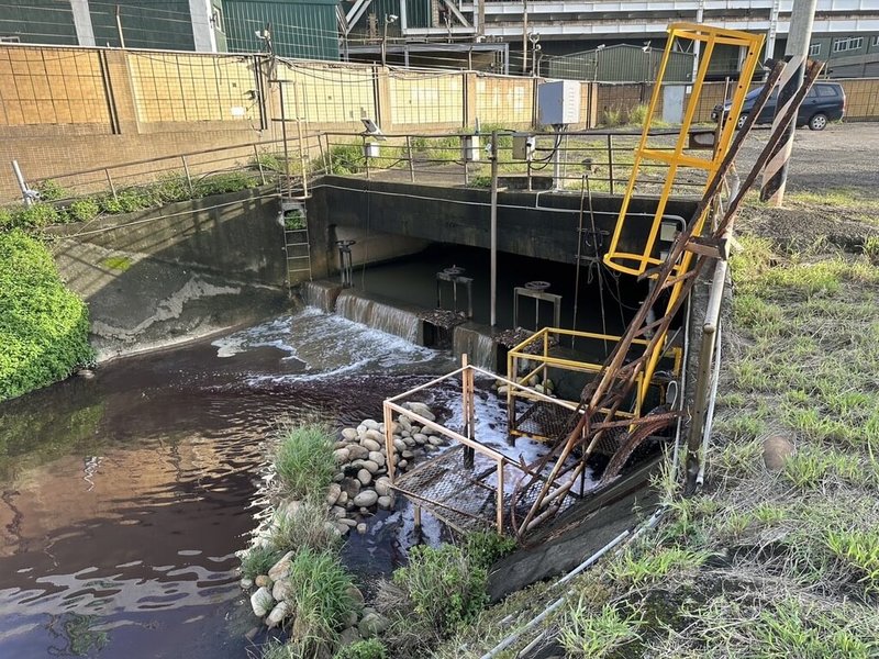 桃園市環保局透過AI監控查獲觀音工業區內某電路板製造商排放鹼性污水至雨水下水道，流入樹林溪中造成污染，已依法告發並開立限期改善通知書，（桃園市環保局提供）中央社記者葉臻傳真 113年10月30日