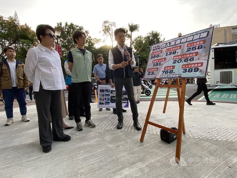 交通部盤點全台行人易肇事路口，台中市有63處，台中市長盧秀燕（前左）30日視察西區自由路與康樂街口改善情形，聽取交通局長葉昭甫（前右）簡報。中央社記者郝雪卿攝  113年10月30日