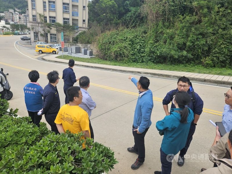 連江縣日前發生首例酒駕肇事致死案,縣警局30日會同縣府多個單位進行交通事故聯合會勘,研擬如何改善肇事現場道路標示、路燈照明等。中央社記者潘欣彤攝 113年10月30日