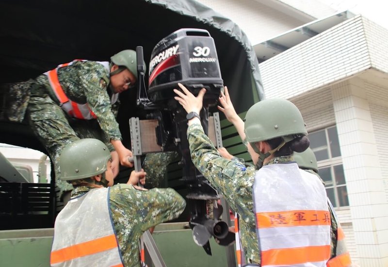 颱風康芮來襲，國軍第三作戰區官兵30日實施突擊舟及操舟機整備作業。（國軍第三作戰區提供）中央社記者吳書緯傳真 113年10月30日