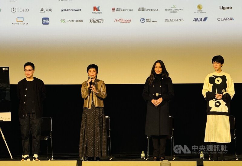 國片「女兒的女兒」入圍第37屆東京國際影展主競賽單元,29日在東京丸之內TOEI影院上映後導演、演員上台與觀眾互動。(左起)導演黃熙、演員張艾嘉、林嘉欣、劉奕兒。這是國片時隔20年入圍東京影展主競賽單元。門票在網路開賣後立刻被搶購一空。中央社記者楊明珠東京攝 113年10月30日