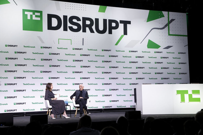 矽谷傳奇投資人柯斯拉（右）出席舊金山新創盛會TechCrunch Disrupt，抨擊美國共和黨總統候選人川普與特斯拉執行長馬斯克散布不實訊息。（TechCrunch Disrupt提供）中央社記者張欣瑜舊金山傳真 113年10月30日