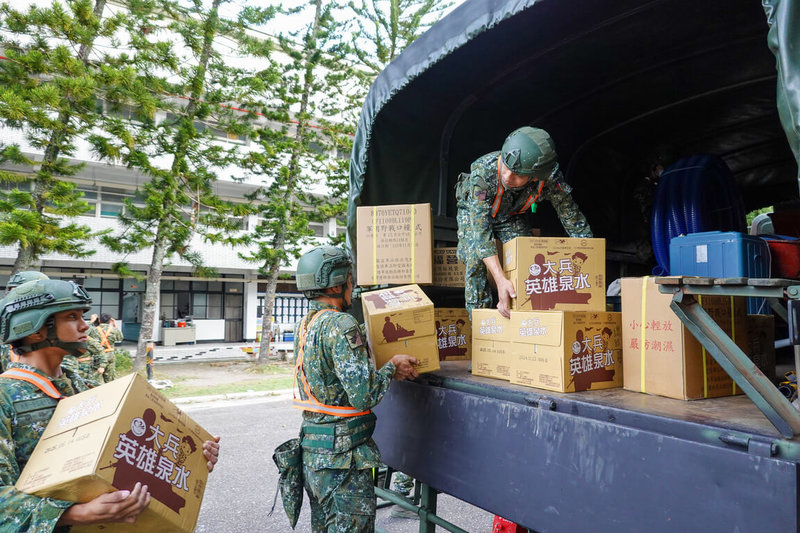 颱風康芮對台灣威脅逐漸擴大，陸軍預置兵力，官兵搬運災防物資。（陸軍司令部提供）中央社記者吳書緯傳真 113年10月30日