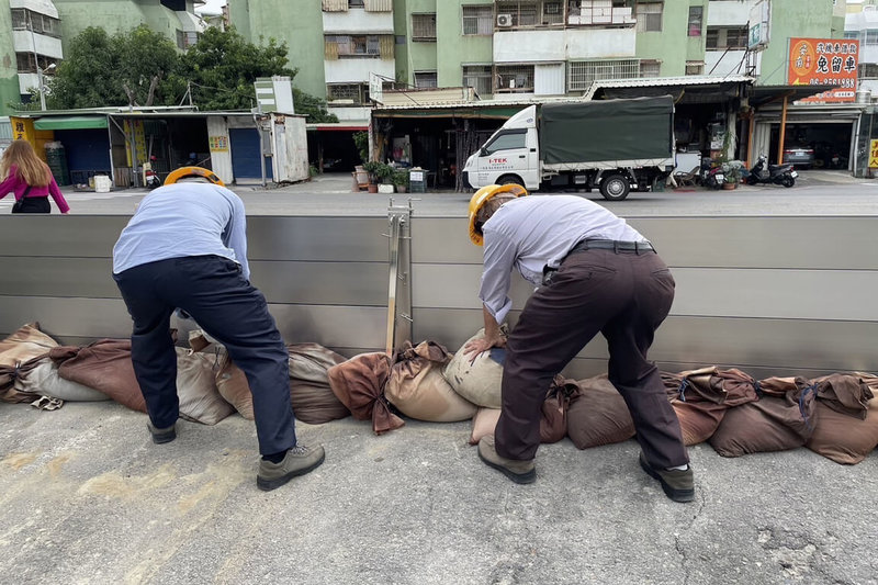 颱風康芮逼近，台灣電力公司台南區營業處人員30日提前在低窪地區變電所備妥沙包、防水閘門，落實防颱整備作業。（台電台南區營業處提供）中央社記者楊思瑞台南傳真  113年10月30日