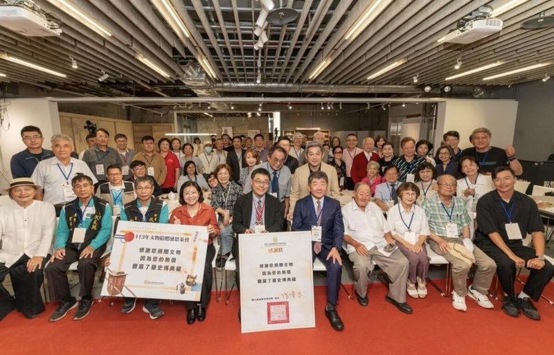 台灣歷史博物館近3年來獲贈約3500件文物，館方30日特別舉辦感恩茶會向近年捐贈者致謝，行政院政務委員陳時中（前右5）等人出席。（國立台灣歷史博物館提供）中央社記者張榮祥台南傳真  113年10月30日