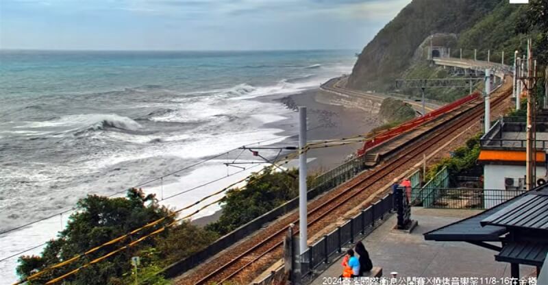 颱風康芮進逼，30日上午太平洋海面風浪增強。圖為多良火車站即時影像。（台東縣政府提供）中央社記者盧太城台東傳真 113年10月30日