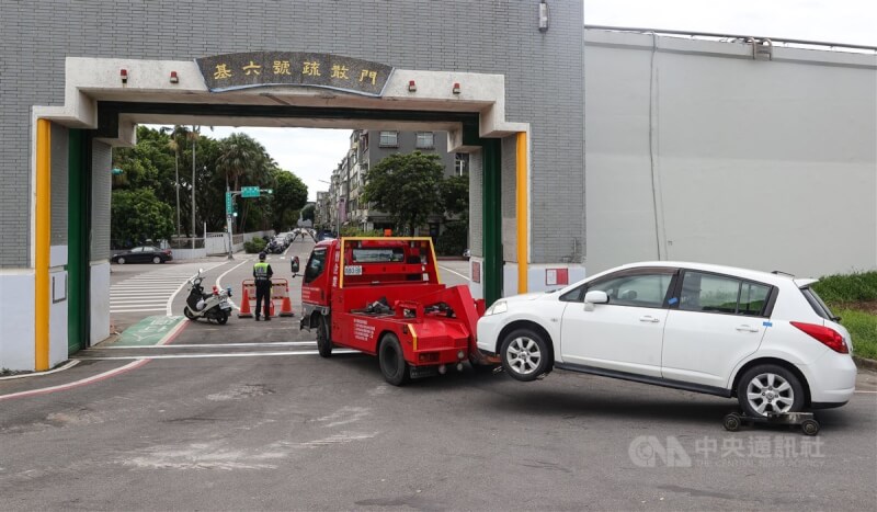 圖為颱風山陀兒來襲，北市疏散門進行管制。中央社記者謝佳璋攝 113年10月1日