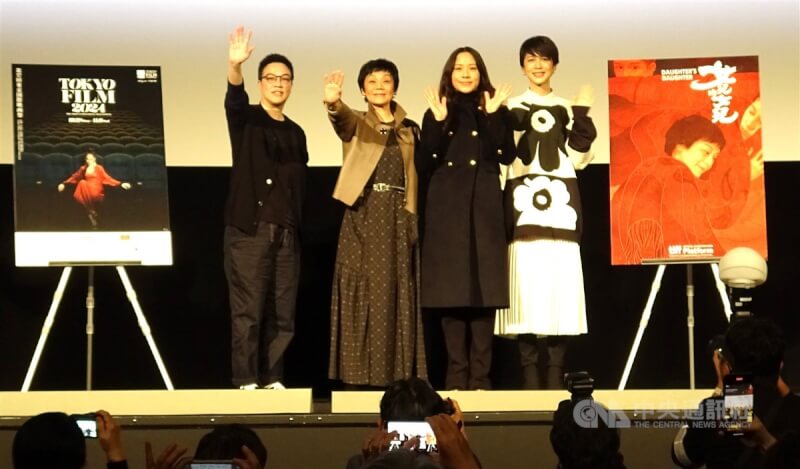 入圍第37屆東京國際影展主競賽單元的台灣電影「女兒的女兒」29日在東京丸之內TOEI影院放映,演員張艾嘉(左2)帶著電影中的2個女兒林嘉欣(右2)、劉奕兒(右1),與導演黃熙(左1)一同出席放映後的問答環節。中央社記者楊明珠東京攝 113年10月30日