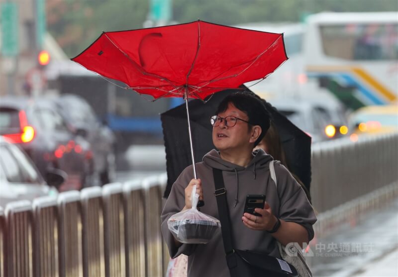 颱風康芮逐漸逼近，台北市雖暫未納入陸警範圍，但30日午後也漸漸有風雨，街頭有民眾手中雨傘被強風吹成了傘花。中央社記者鄭清元攝 113年10月30日