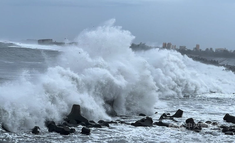 颱風康芮逼近，台東30日傍晚出現間歇性風雨，海面長浪打在岸際激起浪花，聲勢驚人，縣政府也宣布晚間停班停課。中央社記者盧太城台東攝  113年10月30日