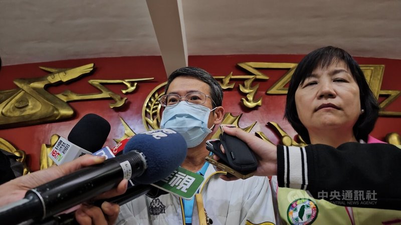 新北市民國112年間發生國中生遭同學持刀刺死案件,死者家屬(左)30日應邀赴市議會旁聽,受訪時表示,盼校園能先設置緊急求救鈴,萬一有事時,求救鈴可以先發揮嚇阻作用。中央社記者王鴻國攝 113年10月30日