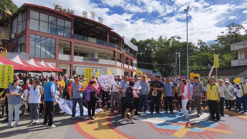 業者申請在苗栗縣頭屋鄉外獅潭段設置土資場，縣府30日原定辦理首次會勘，引發地方反彈，大批居民聚集在獅潭村五聖宮前持布條、標語抗議。（民眾提供）中央社記者管瑞平傳真  113年10月30日