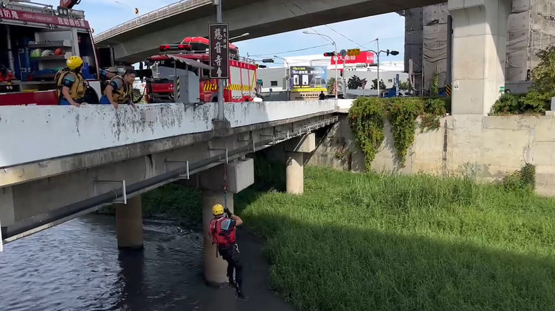 彰化縣1名婦人30日上午在員林大排溺水，消防人員獲報出動救援，使用器材車將人員吊掛至大排中徒手攔截，婦人被救起時意識不清，送醫急救。（民眾提供）中央社記者鄭維真傳真  113年10月30日