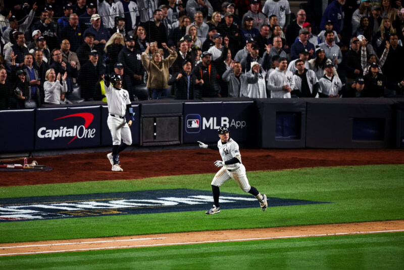 MLB紐約洋基隊選手伏爾佩29在世界大賽第4戰敲出個人生涯第一發滿貫砲。（圖取自x.com/Yankees）