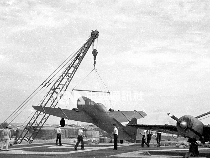 F-47N戰鬥機運抵台灣，在高雄港進行起卸作業。中央社記者鄧秀璧攝 41年10月31日