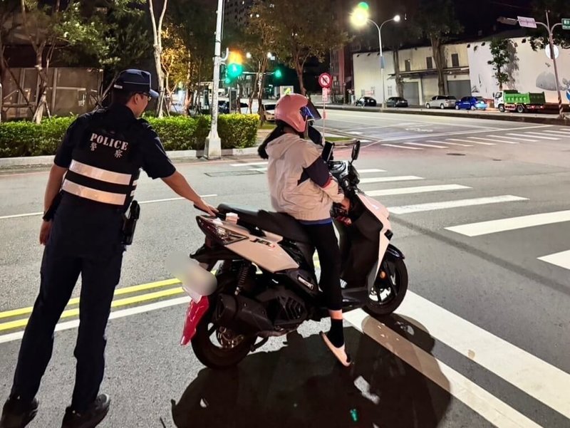 颱風康芮來襲，台中市不時颳起陣陣強風，1名女子31日凌晨騎機車回家途中，被強風吹倒壓到腳，剛好巡邏員警經過目睹，協助將女騎士扶起脫困。（民眾提供）中央社記者郝雪卿傳真 113年10月31日