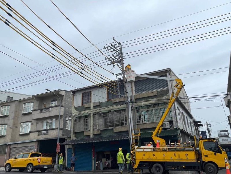 颱風康芮31日下午從台東地區登陸，全台籠罩在暴風圈中。高雄市永安區也出現強勁風勢，造成高壓電線脫落，台電人員頂著風雨搶修。（台電提供）中央社記者林巧璉傳真  113年10月31日