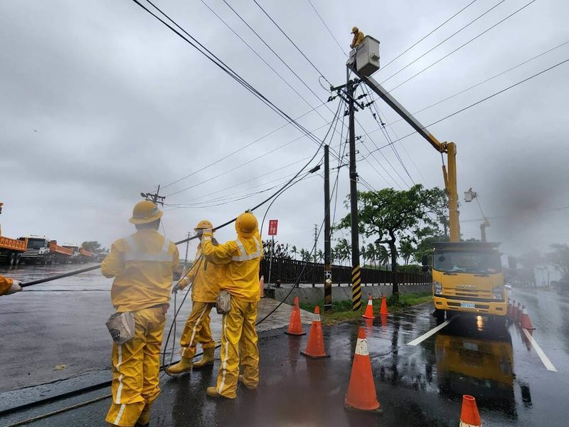 颱風康芮來襲，台南市31日清晨起風雨增強，沿海更出現10級強風，5個行政區逾6000戶人家一度停電，台電全力搶修。（台電提供）中央社記者張榮祥台南傳真  113年10月31日