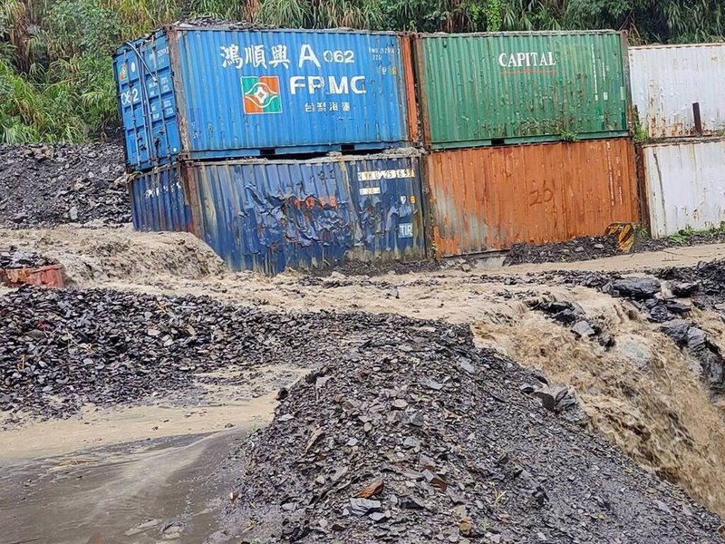 颱風康芮來襲，31日南投縣仁愛鄉力行產業道路因降雨多處出現土石流，阻斷交通。（仁愛鄉公所提供）中央社記者蕭博陽南投縣傳真 113年10月31日