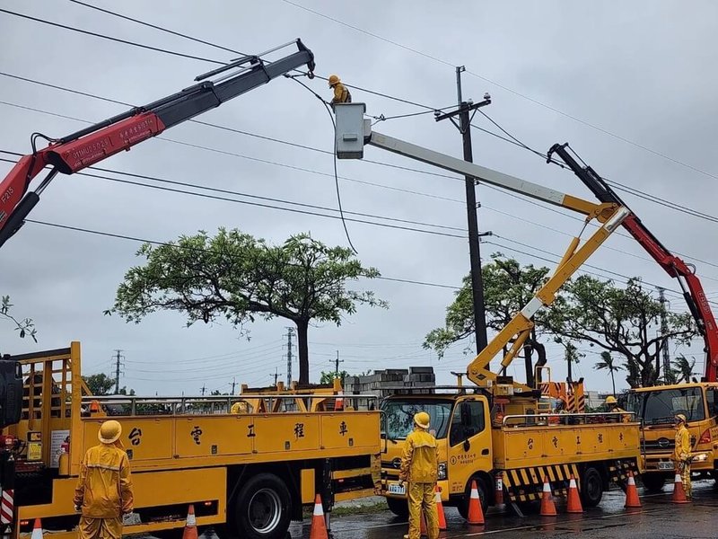 颱風康芮31日逼近台灣，台電員工於台南市學甲區進行高壓線斷線搶修作業。（台電提供）中央社記者劉千綾傳真  113年10月31日