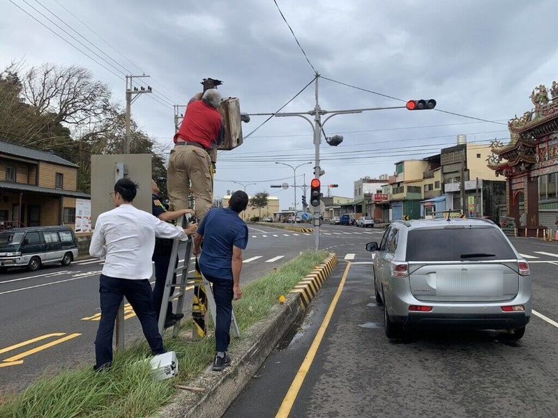 颱風康芮來襲，強勁風勢讓苗栗通霄台1線上一支固定式照相桿被吹得垂掛在固定桿上，警方31日獲報後隨即派員前往處理。（警方提供）中央社記者管瑞平傳真  113年10月31日