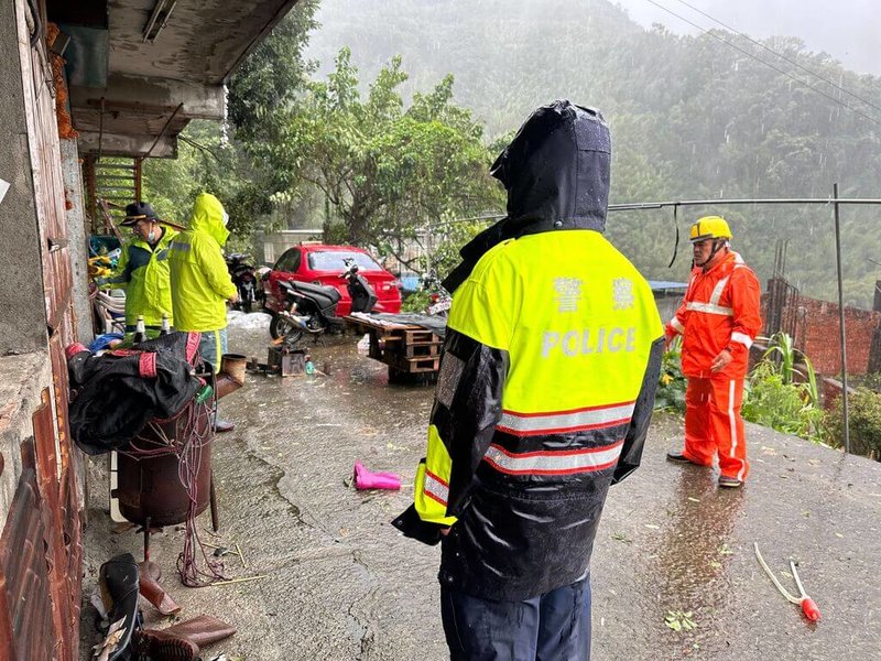 受颱風康芮影響，新竹山區31日雨勢較大，新竹縣政府表示，目前尖石鄉與五峰鄉共撤離209人，並預防性撤離山區124人；另已在尖石、五峰共開設6處收容所。圖為警方協助撤離尖石鄉玉峰村民眾。（新竹縣政府提供）中央社記者郭宣彣傳真  113年10月31日