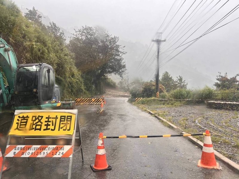 颱風康芮為台中太平區及梨山地區帶來大雨，多處因路樹倒塌、道路坍方導致交通中斷，台電人員挺進搶修困難，目前已備妥機具、人力，待道路搶通即力拚儘速修復。（台電提供）中央社記者趙麗妍傳真  113年10月31日