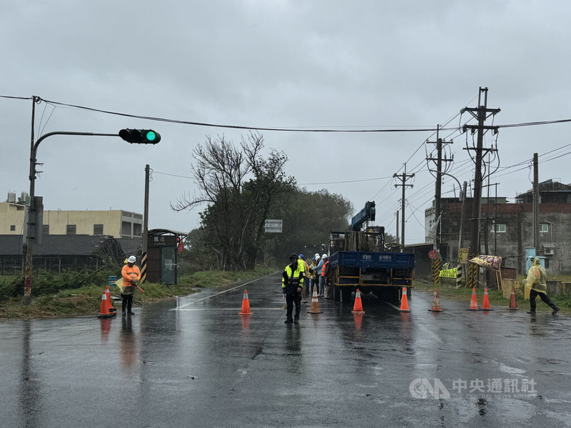 強颱康芮來襲，風勢雨勢強勁，雲林縣崙背鄉154線因路樹較高具倒塌風險，交通工務局31日上午實施分段封路，提醒用路人提前改道。中央社記者姜宜菁攝  113年10月31日