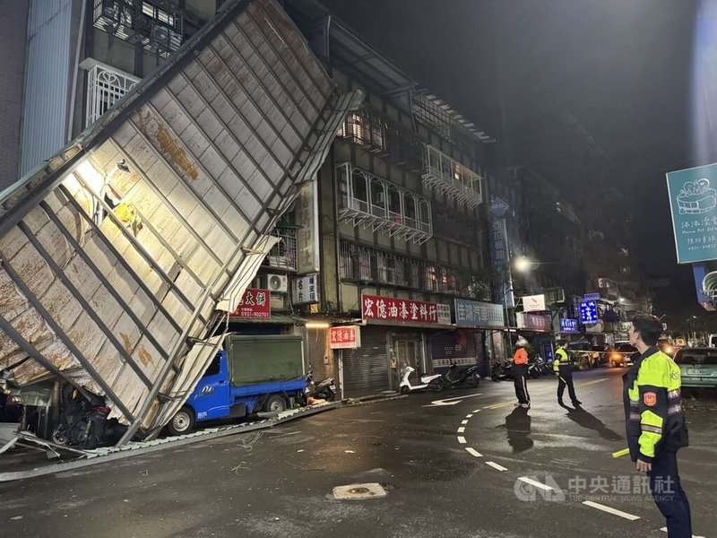 新北新莊強風吹落鐵皮屋頂 居民無傷小貨車受損