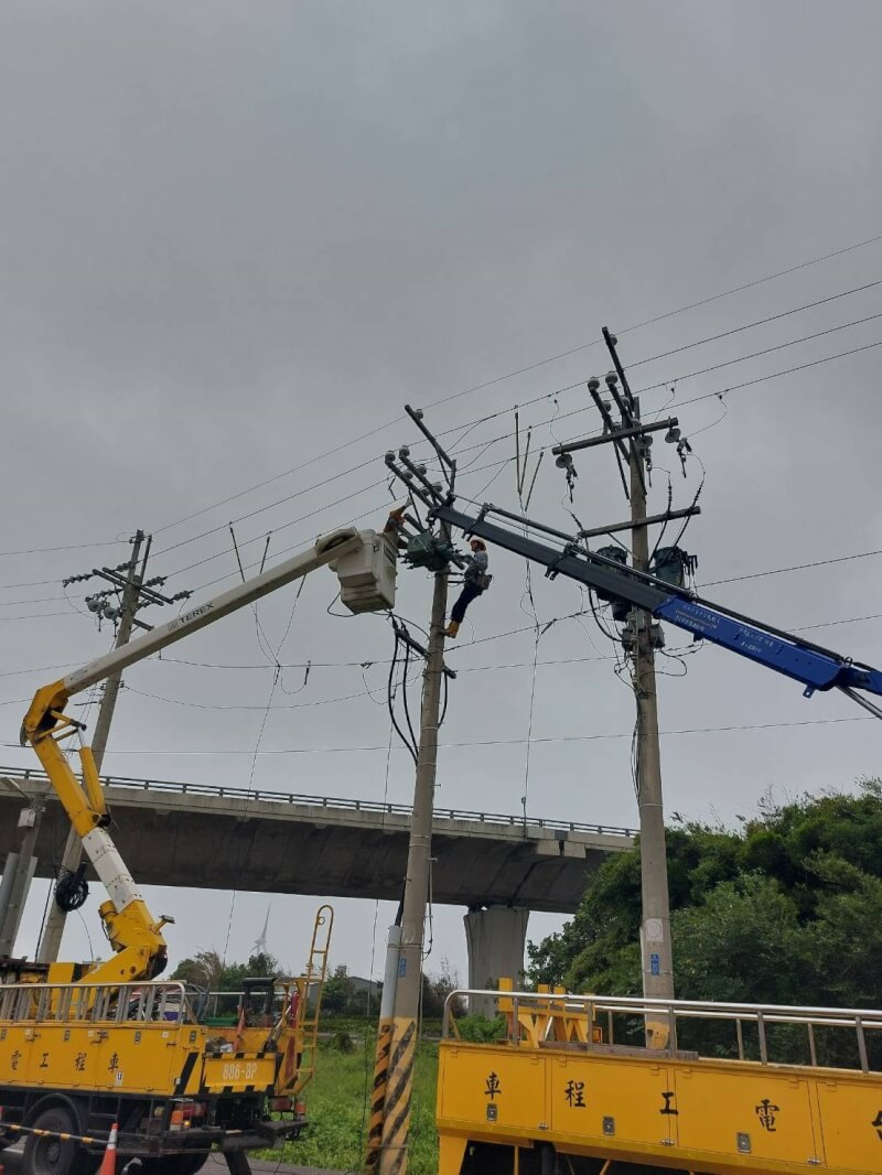 颱風康芮來襲，台中海線地區颳起強風，陸續有電線遭吹落發生停電事故。圖為台電人員搶修電力。（民眾提供）中央社記者趙麗妍傳真 113年10月31日