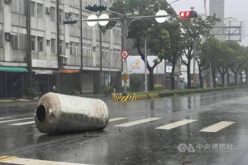 颱風康芮暴風圈籠罩全台,宜蘭縣31日出現強風豪雨,羅東鎮有民宅儲水塔被強風吹至路上,影響通行。中央社記者沈如峰宜蘭縣攝 113年10月31日