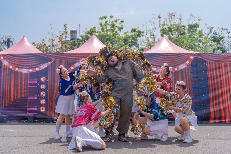 紙風車劇團招募屏東戲劇人才新學員，將以演員招考方式進行。紙風車屏東戲劇培訓的第1期學員已在劇場內外演出，實現用屏東人才演屏東在地故事，服務屏東鄉親。（紙風車劇團提供）中央社記者趙靜瑜傳真  113年10月31日