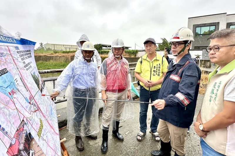 颱風康芮侵襲台灣，暴風圈已籠罩全台。高雄市長陳其邁（右2）等人31日下午前往視察大社區溫鼓埤滯洪池，了解大社地區防汛執行情形。（高雄市政府提供）中央社記者蔡孟妤傳真  113年10月31日