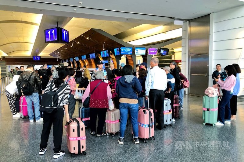 受颱風康芮影響，桃園國際機場31日多個航班出現取消或出發抵達時間異動情況。有旅客受訪表示，相信航空公司判斷，畢竟如果不安全也不會起飛，反而比較擔心行程是否會受影響。中央社記者吳睿騏桃園機場攝  113年10月31日