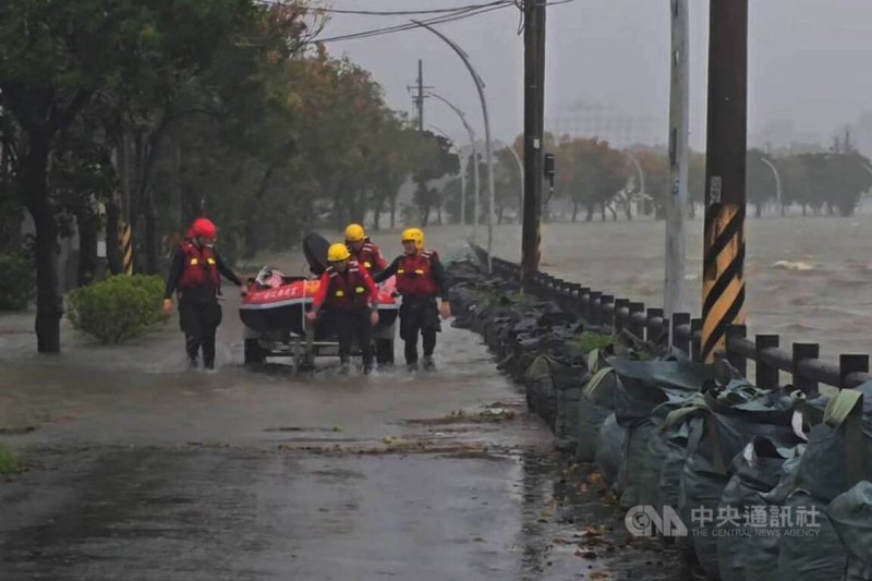 颱風康芮已登陸台灣，宜蘭地區出現強勁風雨，員山鄉七賢社區附近31日有淹水災情，消防局員山分隊獲報出動橡皮艇前往當地勸離民眾。中央社記者沈如峰宜蘭縣攝 113年10月31日