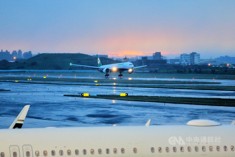 桃園國際機場公司31日晚間表示，受颱風康芮影響，桃園機場多架航班出現異動，取消航線主要為東北亞、東南亞、中國及港澳，總計入、出境全天共取消267航班。中央社記者吳睿騏桃園機場攝  113年10月31日