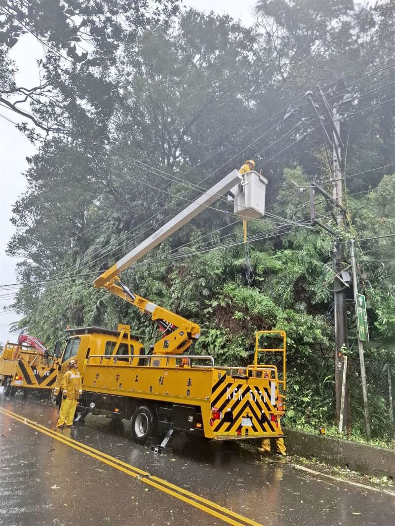 颱風康芮撲台，新北市新店區及坪林區等山區多處停電，台電北南區營業處出動升空車及吊臂車等工程車及人力積極搶修。（台電北南區營業處提供）中央社記者黃旭昇新北市傳真 113年10月31日