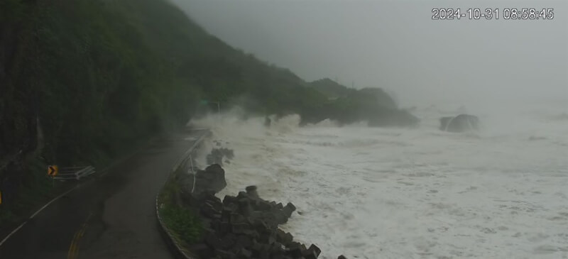 颱風康芮來襲，花東海岸公路風強雨驟，台11線61.5K人定勝天路段海浪侵襲至道路，公路局東區養護工程分局花蓮工務段31日上午實施豐濱至石梯坪路段預警性封路。（民眾提供）中央社記者李先鳳傳真 113年10月31日