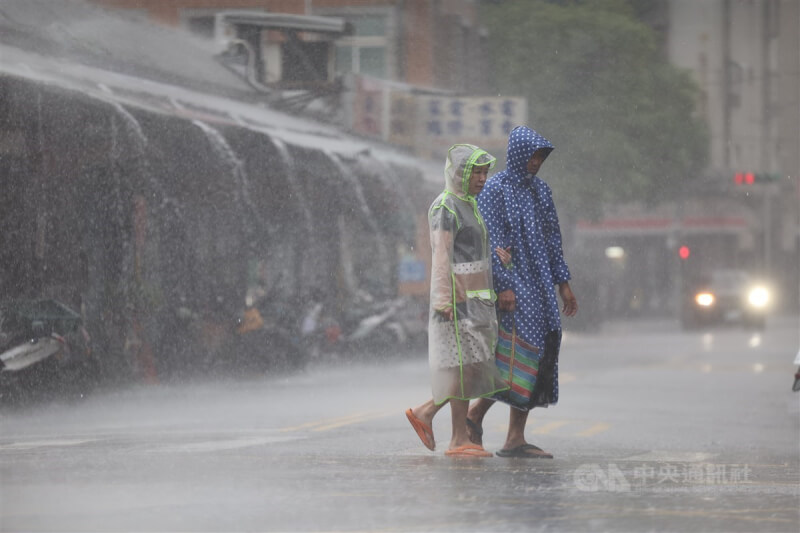 強颱康芮來勢洶洶，台北市31日風強雨大，走在內湖區街頭的民眾穿上雨衣遮擋雨勢。中央社記者王飛華攝 113年10月31日