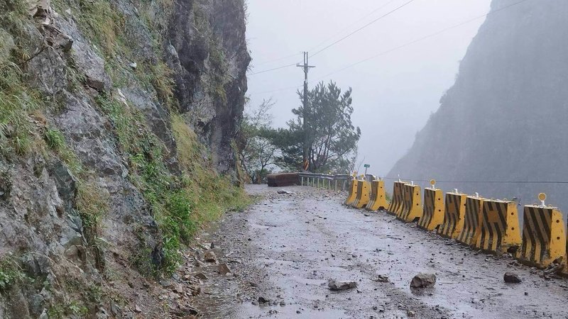 颱風康芮襲台，台中市梨山主要道路台8線、台七甲線以及中橫便道（圖）31日都因大雨落石導致交通阻斷，已封閉禁止通行。（民眾提供）中央社記者趙麗妍傳真  113年10月31日