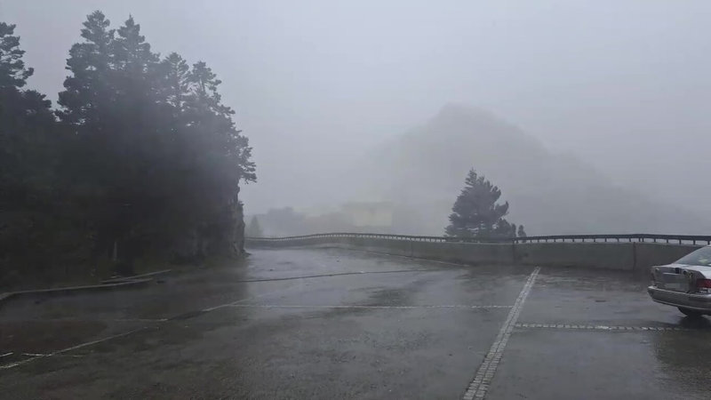 颱風康芮預估31日中午至下午登陸花東，合歡山吹起17級陣風，合歡山松雪樓人員表示，由於風雨交加，呼籲遊客颱風期間暫勿上山以維安全。（民眾提供）中央社記者蕭博陽南投縣傳真  113年10月31日