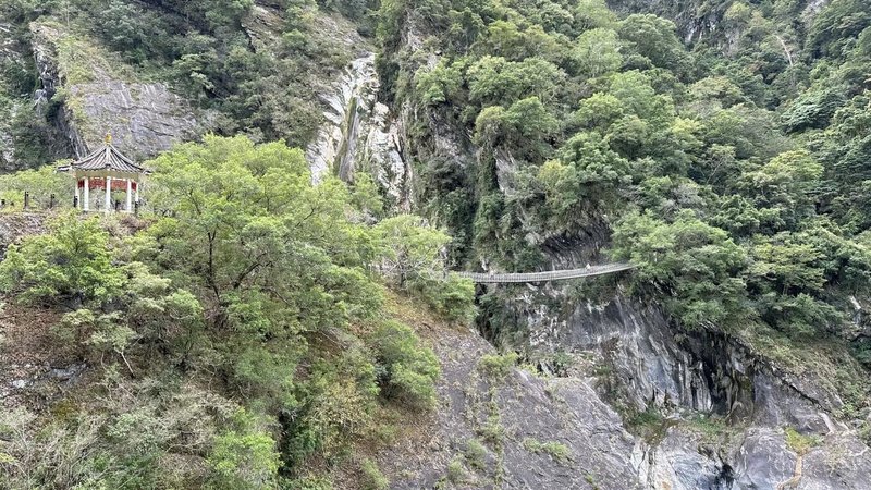 颱風康芮來襲，一對捷克籍夫婦在太魯閣登山後失聯，31日下午已順利聯繫上2人，目前他們撤退至岳王亭附近紮營，糧食充足。圖為岳王亭吊橋上方山區。（太魯閣國家公園管理處提供）中央社記者張祈傳真  113年10月31日