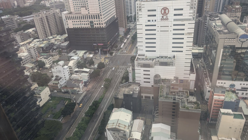 颱風康芮撲台,台中市宣布31日停班、停課,讓原本車水馬龍的市區道路,因民眾躲颱風不外出,顯得人車稀少。(民眾提供)中央社記者趙麗妍傳真 113年10月31日