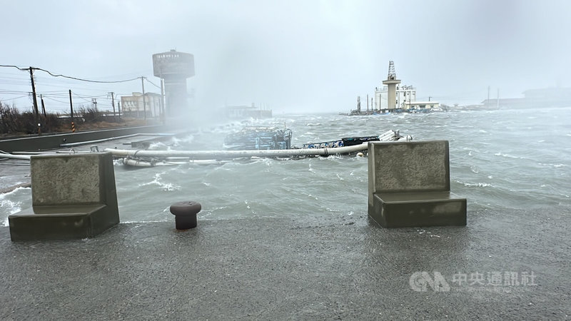 強颱康芮襲台,雲林區漁會總幹事林傳育指出,31日早上雲林沿海陣風一度超過10級,中午時分漲潮,加上風暴潮,海水位增高,幸萡子寮漁港前防潮牆工程已完工,海水未溢出。中央社記者姜宜菁攝 113年10月31日