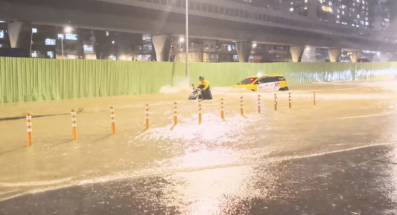颱風康芮挾強風大雨來襲,新北環快31日有部分路段出現嚴重淹水情形,晚間秀朗橋中和端往中安大橋間路段暫時封閉。(民眾提供)中央社記者高華謙傳真 113年10月31日