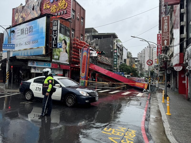 颱風康芮直撲台灣，全台各縣市嚴陣以待。新北市板橋區「慈惠宮」牌樓不敵強風被吹倒，警方獲報到場管制府中路與南門街、府中路與大東街兩處路口。（翻攝照片）中央社記者高華謙傳真 113年10月31日