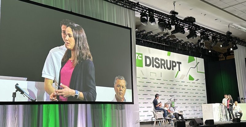 哥倫比亞女孩艾古岱洛（Valentina Agudelo）在舊金山新創盛會TechCrunch Disrupt上介紹Salva Health的可攜式乳癌篩檢設備。中央社記者張欣瑜舊金山攝  113年10月31日